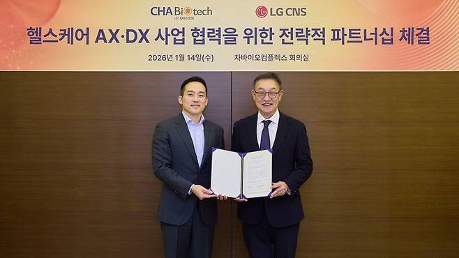 LG CNS CEO 현신균 사장(오른쪽)과 차바이오그룹 차원태 부회장이 14일 열린 지분 투자 및 AX·DX 사업 협력을 위한 전략적 파트너십 협약식에서 기념사진을 촬영하고 있다ⓒLG CNS