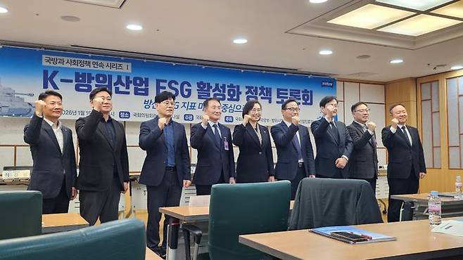 국회 국방위원회 소속 백선희 조국혁신당 의원(왼쪽에서 다섯 번째)이 15일 국회의원회관 제3세미나실에서 ‘K-방위산업 ESG 활성화 정책 토론회’를 열고 주요 참석자들과 기념사진을 촬영하고 있다.ⓒ데일리안 백서원 기자