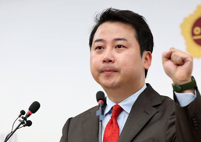 장예찬 국민의힘 전 청년최고위원이 18일 오후 부산 연제구 부산시의회에서 기자회견을 열어 제22대 국회의원 선거 공천 최소 결정에 대해 무소속으로 출마한다는 뜻을 밝히고 있다. 2024.03.18 [부산=뉴시스]