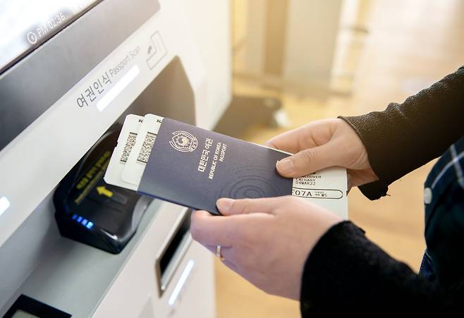 헨리 여권 지수에 따르면 한국 여권은 무비자 입국 가능 국가·지역 수 기준으로 일본과 함께 세계 2위를 기록했다. 게티이미지뱅크