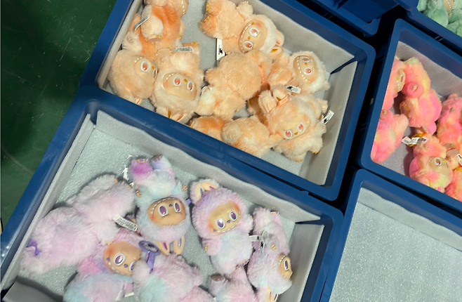 글로벌 인기 인형 ‘라부부’ 제조 공장의 월 145시간 초과 근로와 미성년자 착취 등 가혹한 노동 실태가 폭로됐다. 팝마트는 즉각 조사 및 시정 조치를 약속했다. CLW 제공