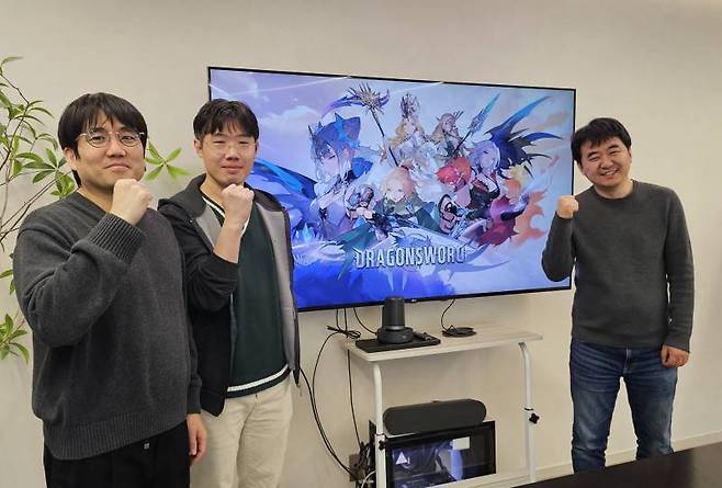 하운드13 드래곤소드 개발진 우측 박정식 대표 중간 곽노찬 CD 좌측 장윤진PD