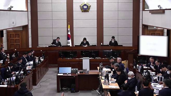 12·3 비상계엄 관련 내란 우두머리 혐의로 기소된 윤석열 전 대통령과 내란 중요임무 종사 혐의를 받는 김용현 전 국방부 장관 등 내란 관련자들이 13일 서초구 서울중앙지방법원 417호 형사대법정에서 열린 윤 전 대통령의 내란 우두머리 혐의, 김 전 장관을 비롯한 군·경 수뇌부 7명의 내란 중요임무 종사 혐의 등 사건의 결심 공판에 출석해 있다. 서울중앙지법 제공