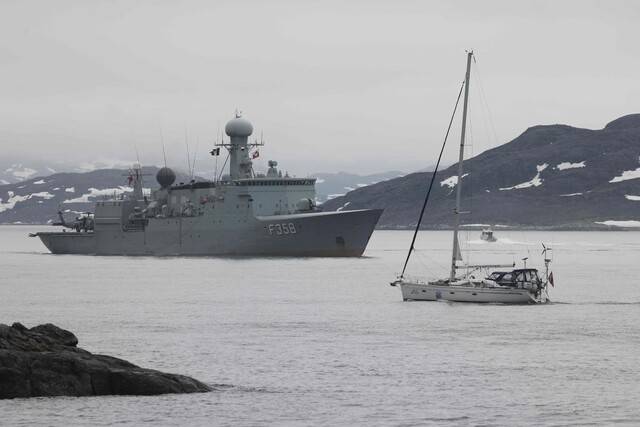 지난해 6월 덴마크 해군 프리깃함이 그린란드 수도 누크 앞바다를 초계 중인 모습. AFP 연합뉴스