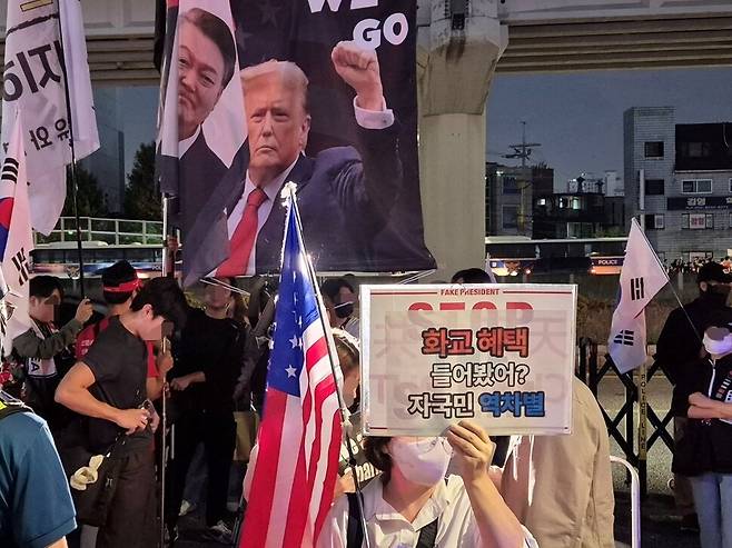 ‘민초결사대’ 등 극단적 보수 성향 단체가 2025년 9월25일 저녁 서울 영등포구 대림역 앞에서 연 반중 시위에서 한 참가자가 ‘화교 혜택 들어봤어? 자국민 역차별’이라고 적은 손팻말을 들고 있다. 한겨레 정인선 기자