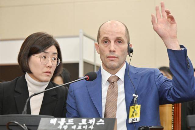 지난달 31일 국회에서 열린 쿠팡 연석 청문회에 출석한 해럴드 로저스 쿠팡 임시 대표가 상임위원들이 사과를 촉구하자 발언권을 요청하고 있다. 민경석 기자