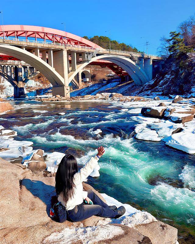 한탄강 얼음트레팅 코스 중 하나인 승일교. 이 다리는 한국전쟁의 상흔을 간직한 근대문화유산이다. 철원군 제공