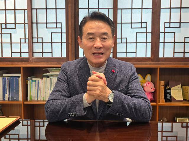 백영현 경기 포천시장이 12일 한국일보와 인터뷰에서 질문에 답하고 있다. 임명수 기자