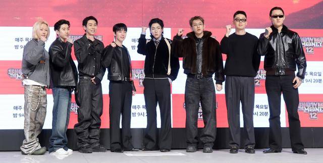 가수 겸 프로듀서 릴 모쉬핏(왼쪽부터)과 박재범, 로꼬, 그레이, 지코, 크러쉬, 허키 시바세키, 제이통이 15일 오전 서울 강남구 엘리에나호텔에서 열린 Mnet ‘쇼미더머니12’ 제작발표회에 참석해 포즈를 취하고 있다. 뉴스1