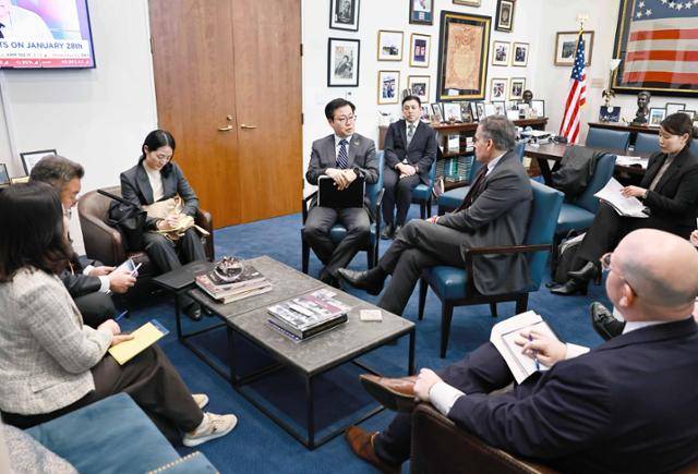 여한구 산업통상부 통상교섭본부장이 14일 미국 워싱턴 의회에서 데이브 맥코믹 상원의원과 면담하고 있다. 산업통상부 제공