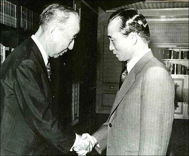 박정희 대통령이 1977년 9월 청와대에서 기시 노부스케(왼쪽) 전 일본 총리를 맞이하고 있다. 기시 노부스케는 만주국의 설계자로 평가받는 인물로, 박정희가 한일 경제협력을 추진하는데 중요한 인맥이 되었다. 한국일보 자료사진