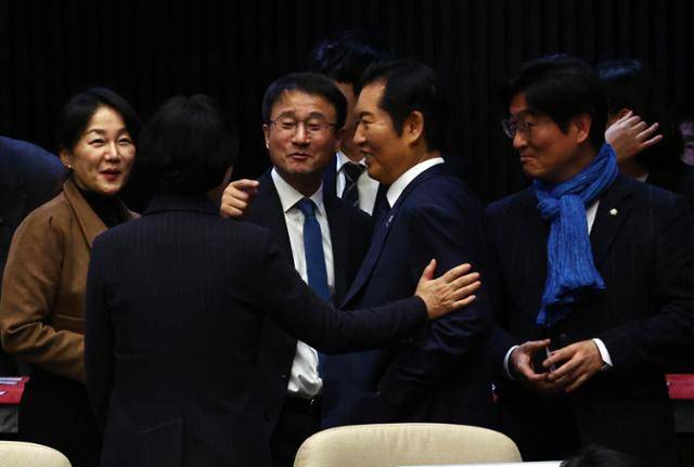 정청래 더불어민주당 대표와 한병도 원내대표가 15일 오후 국회에서 열린 본회의에서 밝은 표정을 짓고 있다. 뉴시스