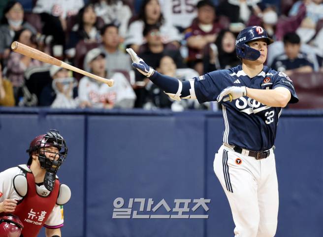 2025 KB0리그 프로야구 키움 히어로즈와 두산 베어스의 경기가 22일 오후 서울 고척스카이돔에서 열렸다. 9회초 2사 김재환이 1점차 추격하는 솔로홈런을 치고 배트를 던지고 있다. 고척=김민규 기자 /2025.04.22/