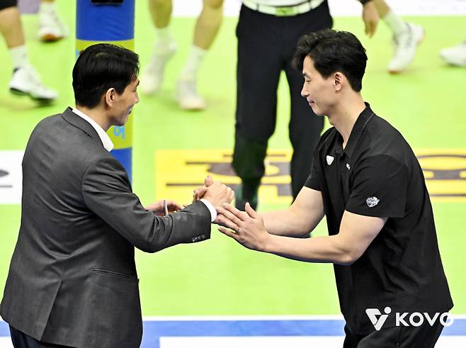 권영민(왼쪽) 한국전력 감독과 박철우 우리카드 감독 대행. 