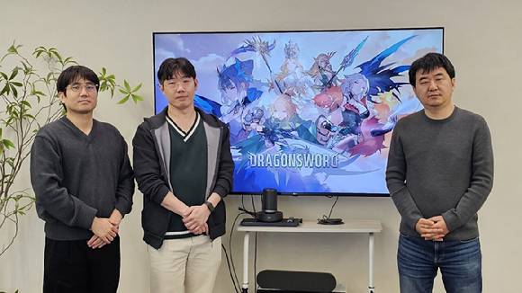 왼쪽부터 장윤진 드래곤소드 PD, 곽노찬 크리에이티브 디렉터(CD), 박정식 하운드13 대표. [사진=웹젠]