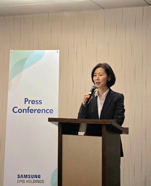 김경아 삼성에피스홀딩스 사장이 14일(현지 시각) 미국 샌프란시스코에서 열린 JP모건 헬스케어 컨퍼런스에서 기자 간담회를 통해 주요 사업 전략 및 연구 개발 로드맵을 발표하고 있다. [사진=삼성에피스홀딩스 제공]