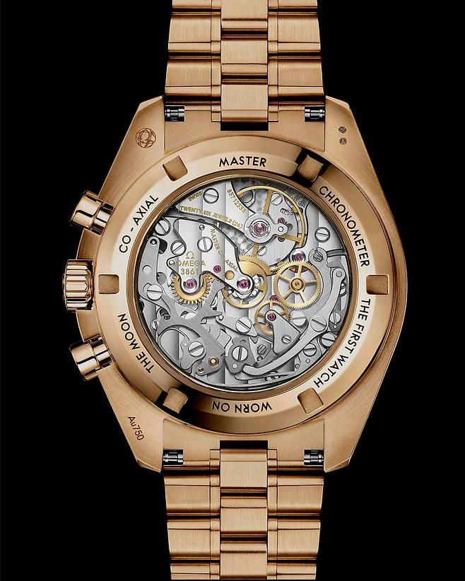마스터 크로노미터 인증을 받은 무브먼트 3861을 탑재한 이번 스피드마스터 문워치. 사진 오메가