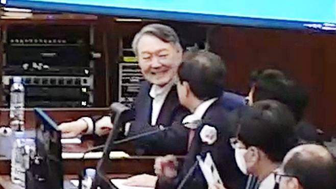 윤석열 전 대통령이 지난 13일 서울 서초구 서울중앙지방법원 417호 형사대법정에서 열린 내란 우두머리 혐의 결심공판에서 변호인들과 대화하며 웃고 있다. 연합뉴스