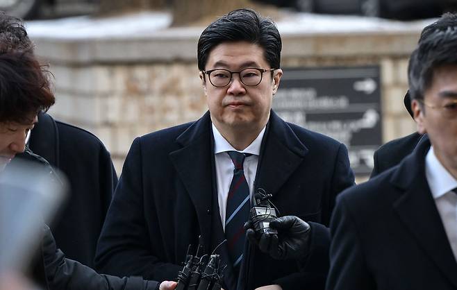 김병주 MBK파트너스 회장이 지난 13일 구속 전 피의자 심문(영장실질심사)을 위해 서울중앙지방법원에 들어서고 있다. 연합뉴스