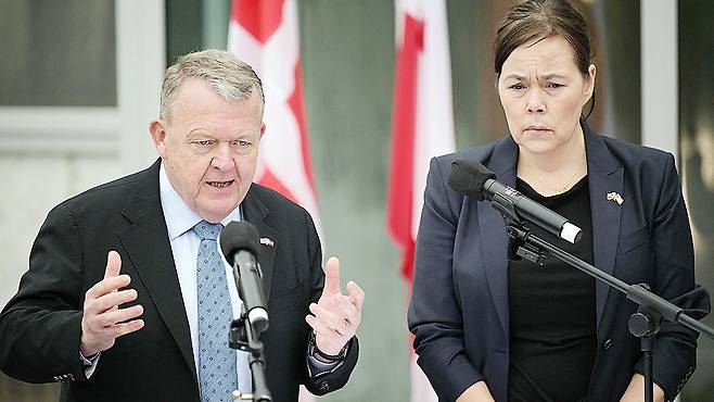 덴마크 라르스 뢰케 라스무센 외무장관(왼쪽)과 덴마크 자치령 그린란드의 비비안 모츠펠트 외무장관이 14일(현지시간) 미국 JD 밴스 부통령, 마코 루비오 국무장관과의 그린란드 관련 회담을 마친 뒤 워싱턴 DC에 있는 덴마크 대사관에서 기자회견을 열고 회담 결과를 설명하고 있다. AFP=연합뉴스