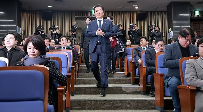 더불어민주당 정청래 대표가 15일 국회에서 열린 의원총회에 입장하고 있다. 연합뉴스