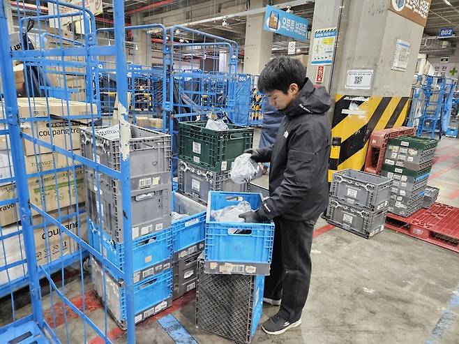 류석우 한겨레21 기자는 지난해 11월10일부터 쿠팡의 외부 위탁 배송기사 '퀵 플렉서'로 2주간 일했다. 사진은 물류 창고에서 배송 담당 구역의 상품을 골라내고 있는 류 기자의 모습. /류석우 제공