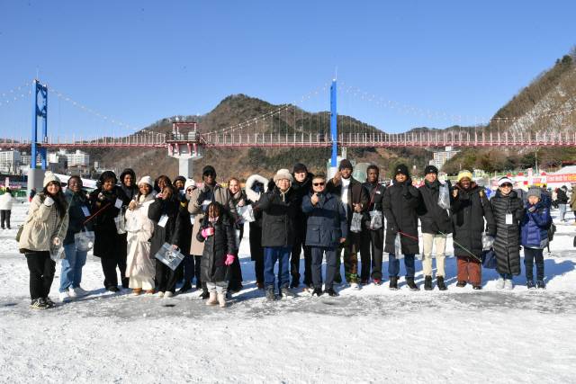 ▲ 주한 외교관들로 구성된 외교 사절단이 13일 화천산천어축제장을 방문, 대한민국 최고의 겨울축제를 체험했다.