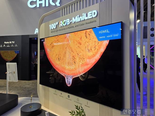 중국 창홍이 CES 2026에서 선보인 '100인치 RGB-미니 LED' 월페이퍼 TV. 사진=김대영 기자