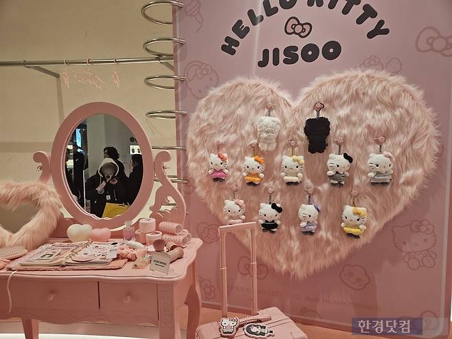 지난 14일 오후 서울 강남구 신사동 크림 도산 플래그십 스토어에서 열린 '헬로키티X지수' 팝업스토어에 굿즈들이 전시되어 있다. /사진=박수빈 기자