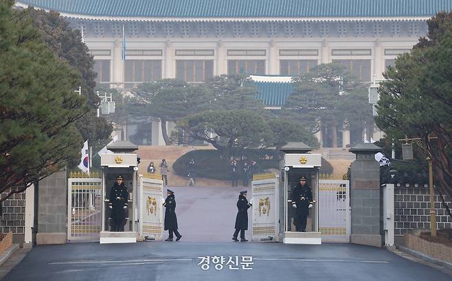 이재명 대통령 차량 행렬이 지난달 29일 청와대로 들어가기 전 청와대 정문이 열리고 있다. 김창길 기자