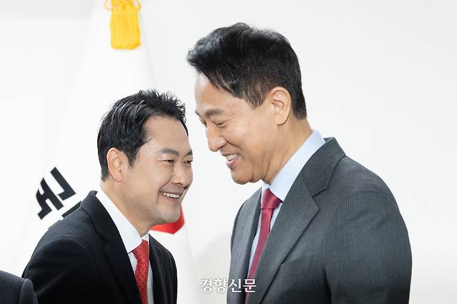 장동혁 국민의힘 대표(왼쪽)와 오세훈 서울시장이 지난 1일 여의도 국민의힘 중앙당사에서 열린 신년인사회에 참석해 인사하고 있다. 성동훈 기자