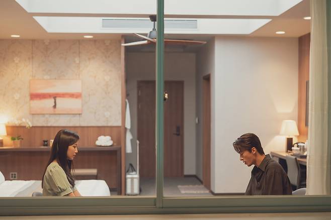 <만약에 우리>에서 재회한 30대 정원(문가영)과 은호(구교환)이 호텔 방에 앉아 대화를 나누고 있다. 쇼박스 제공