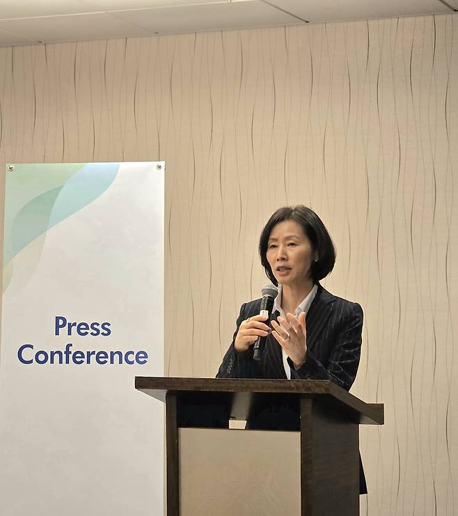 Kim Kyung-ah, president and CEO of Samsung Epis Holdings and Samsung Bioepis, answers questions from the Korean reporters at a press event held on the sidelines of the 44th J.P. Morgan Health Care Conference in San Francisco on Jan. 14. [SAMSUNG EPIS HOLDINGS]