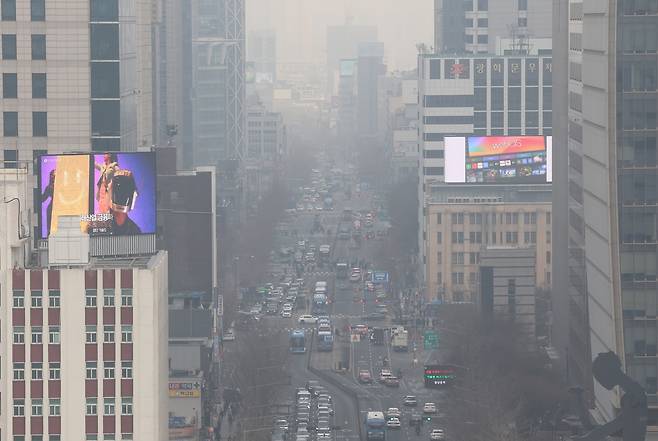 Buildings in central Seoul are seen clouded in fog as fine dust levels reached ″bad″ levels on Jan. 15. [YONHAP]
