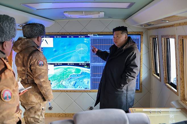 North Korean leader Kim Jong-un watches the launch of the Hwasong-11E hypersonic missile in this photo released by the state media Korean Central News Agency (KCNA) on Jan. 4. [NEWS1]