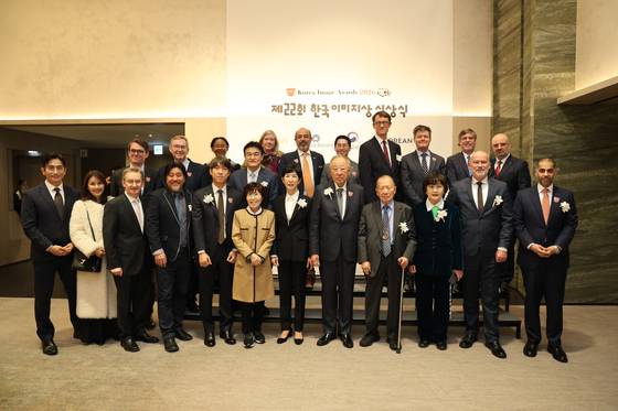 The Black Label CEO Jeong Kyung-in, eighth from the right in the front row; Corea Image Communication Institute President Choi Jung-wha, seventh from the right in the front row; Samyang Foods Vice Chair Kim Jung-soo, sixth from the right in the front row; and VIP participants of the 22nd Korea Image Awards pose for a photo at The Westin Seoul Parnas in southern Seoul on Jan. 15. [COREA IMAGE COMMUNICATION INSTITUTE]