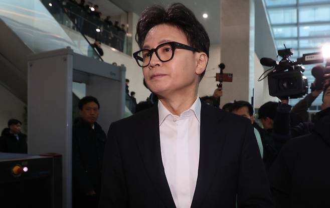 Former People Power Party leader Han Dong-hoon is seen leaving the National Assembly after a press conference on Jan. 14. [YONHAP]