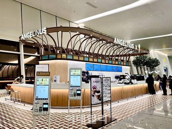 인천공항 T2 A/S 3층에 엔제리너스와 젤씨네가 함께 운영하는 복합 매장을 오픈했다. 롯데GRS 제공