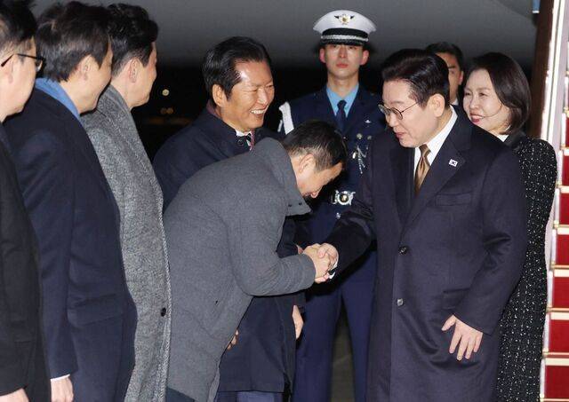 이재명 대통령이 14일 오후 일본 방문 일정을 마치고 서울공항을 통해 귀국하자 영접나온 정청래 더불어민주당 대표와 윤호중 행정안전부 장관, 청와대 참모진 등이 반갑게 맞이하고 있다. 한병도 민주당 원내대표가 허리를 숙여 이 대통령과 악수하는 모습. 성남=김지훈 기자