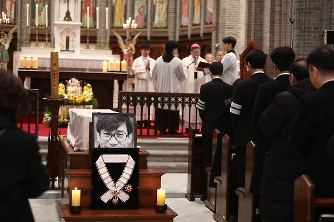 9일 서울 중구 주교좌 명동대성당에서 고 안성기 배우의 장례미사가 진행되고 있다. 천주교 서울대교구 제공