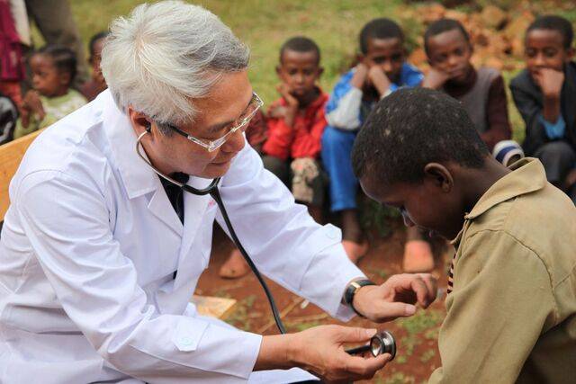 황성주 사랑의병원 원장이 말라위 아이들을 만나 진료하고 있다. 국제사랑의봉사단 제공