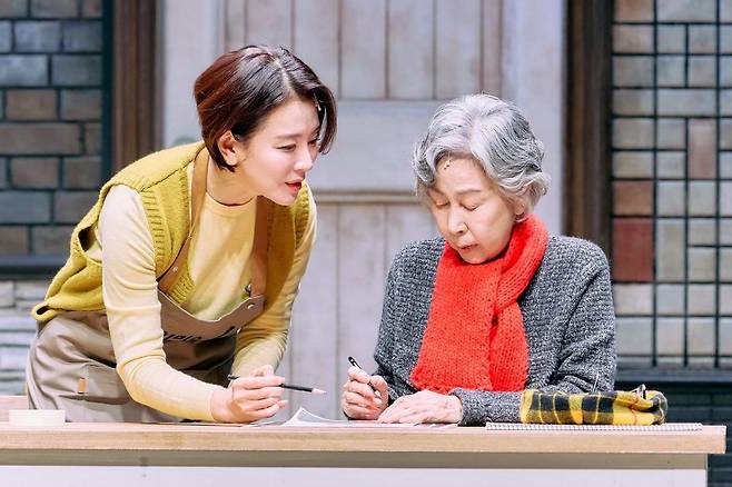 배우 손숙(오른쪽)과 이일화가 출연중인 연극  ‘노인의 꿈’. 주인공 춘애 할머니 역으로는 김영옥과 함께 김용림, 손숙이 각각 캐스팅됐다.  (c)수컴퍼니