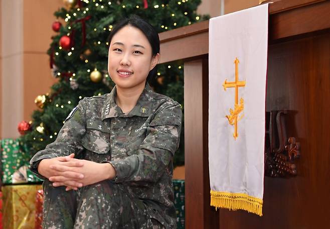 이슬기 대위가 지난 8일 인천 해역방어사령부에서 사역에 관해 소개하고 있다. 사령부 제공