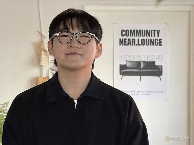 김성경 커뮤니티오브니어 목사가 13일 서울 영등포구 예배 공간에서 모임의 성격을 소개하고 있다.