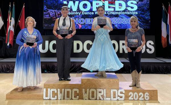 UCWDC WORLD CHAMPIONSHIP 노비스 골드 부문서 입상한 장경진(오른쪽에서 두 번째). 글로벌G라인댄스협회 제공