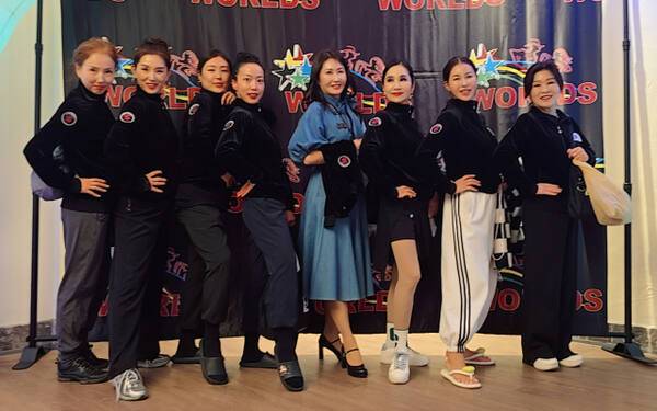 안지원 글로벌 G라인댄스협회장(왼쪽에서 다섯 번째)과 선수단. 글로벌 G라인댄스협회 제공