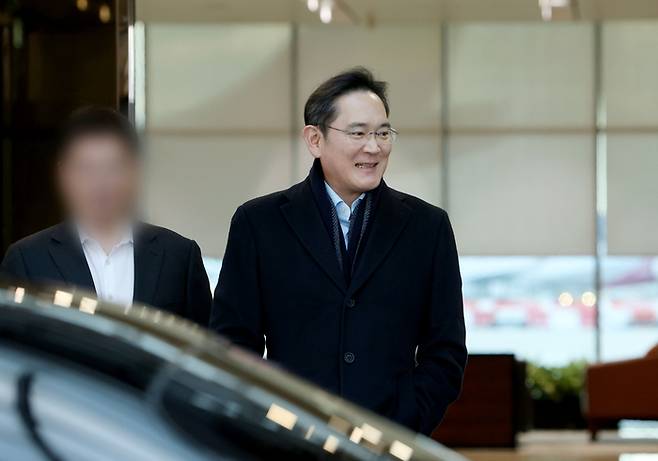 이재용 삼성전자 회장이 지난 6일 2박 3일간의 중국 출장을 마치고 서울 강서구 서울김포비즈니스항공센터(SGBAC)를 통해 입국하고 있다. [연합뉴스]
