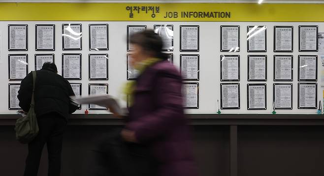 한국의 노인들이 경제협력개발기구(OECD) 회원국 중 가장 늦게까지, 가장 많이 일하고 있는 것으로 나타났다. 서울 마포구 서울서부고용복지플러스센터에서 구직자들이 일자리를 찾고 있다. [연합뉴스]