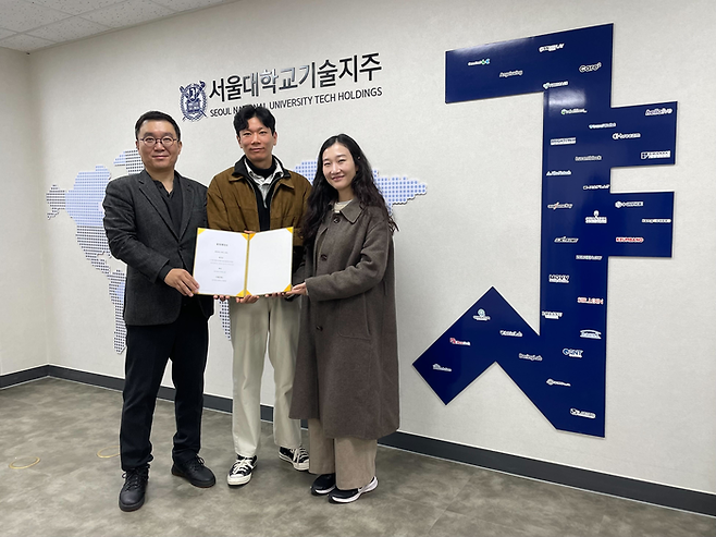왼쪽부터 서울대기술지주 목승환 대표, 아워스팟 윤홍석 대표, 장지혜 대표