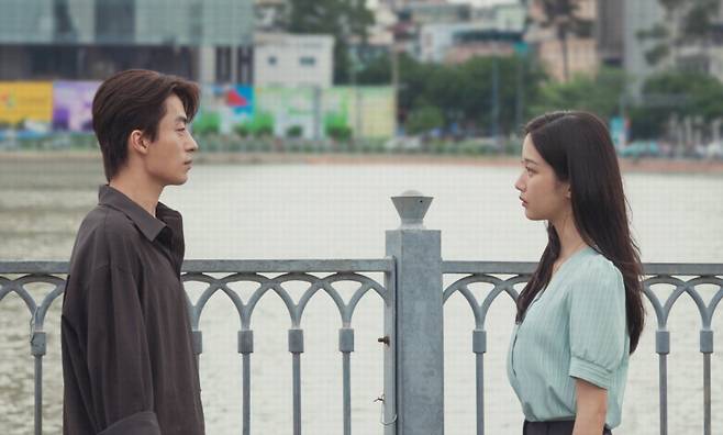 영화 '만약에 우리'의 배우 구교환·문가영. 은호는 한때 연인이었던 정원과 호찌민에서 10년 만에 재회한다.  쇼박스